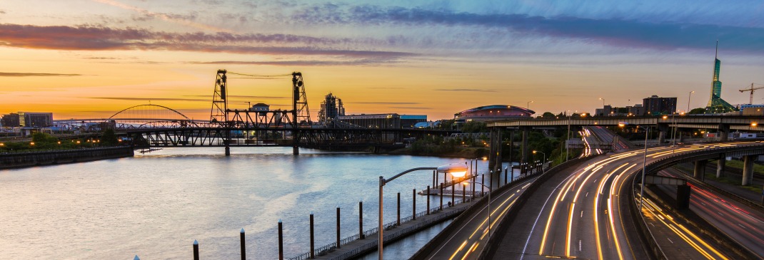 Straße entlang des Hafens von Portland, Oregon